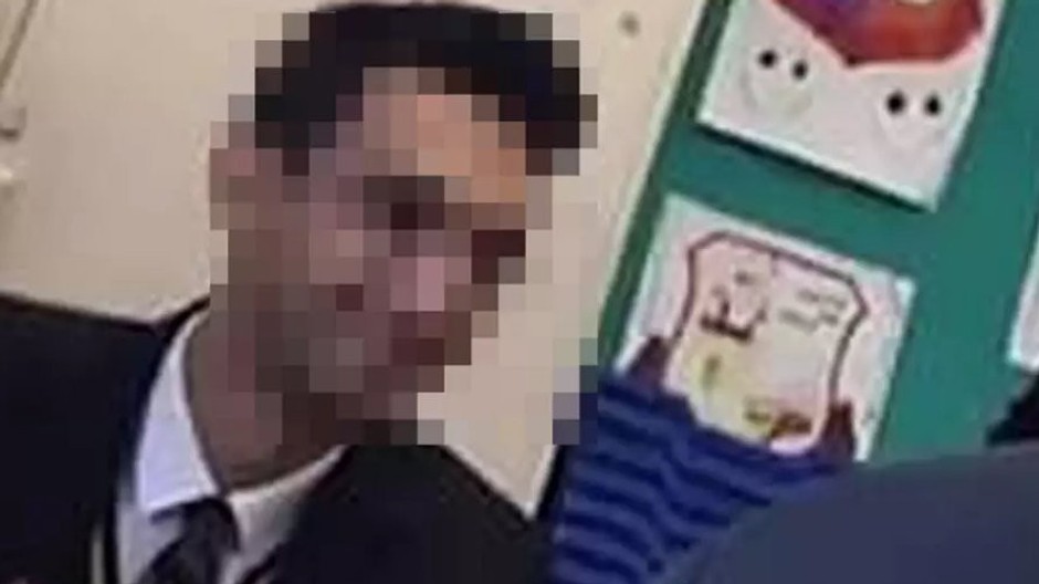 Dospelý študent medzi žiakmi na strednej škole