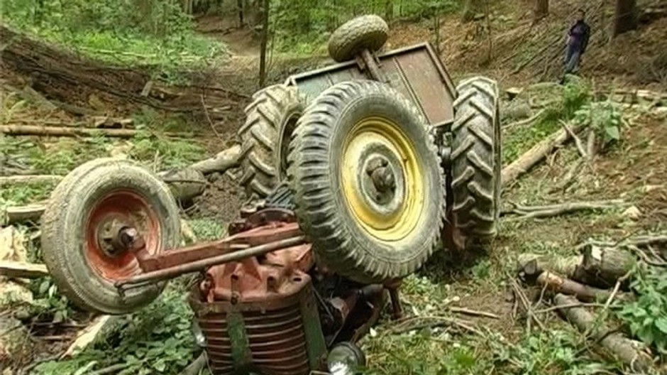 Prevrátený traktor v lese