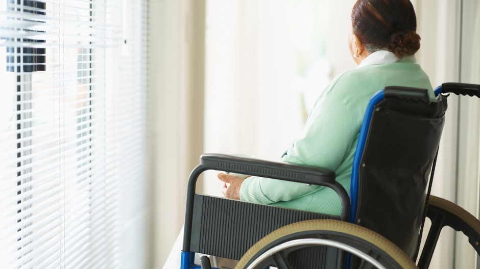 starenka na elektrickom kresle