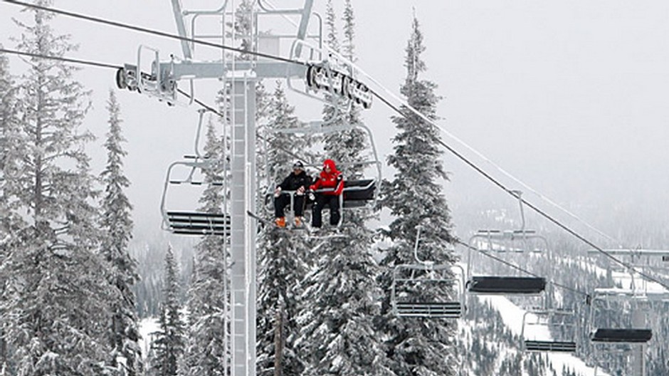 lanovka, na ktorej sedia dvaja lyziari