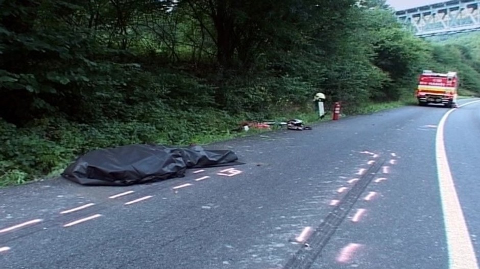 mrtvola zakryta na ceste, mrtvy motorkar