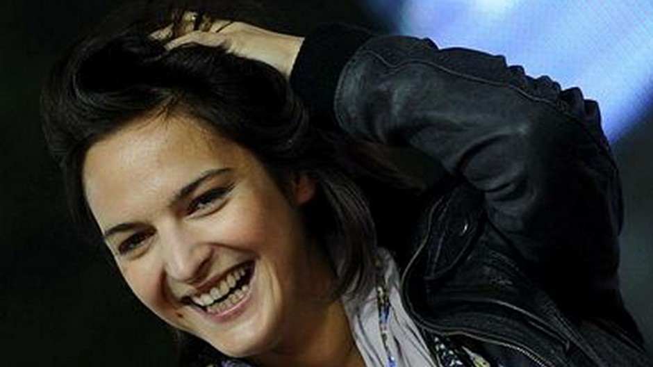 Jana Kirschner sa smeje, ruka vo vlasoch, detail