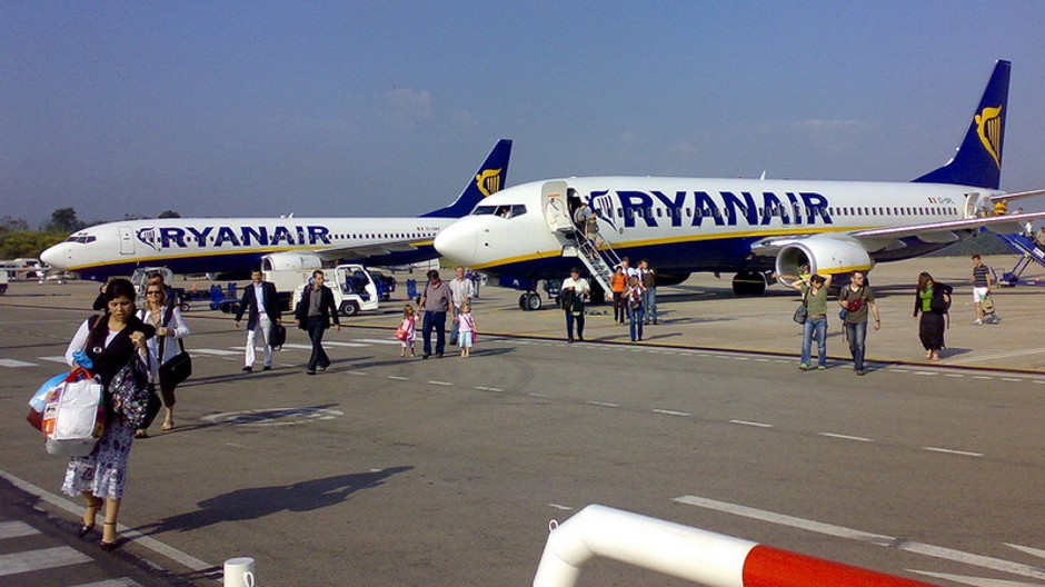 Ryanair - pasažieri vystupujú z lietadla 2