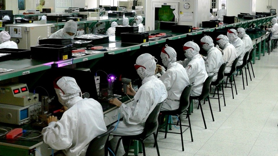 Zamestnanci továrne