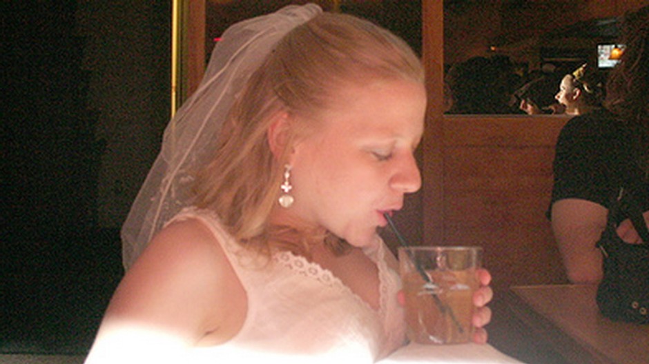 nevesta, pije, drink, slamka, busta, profil, svadobné šaty