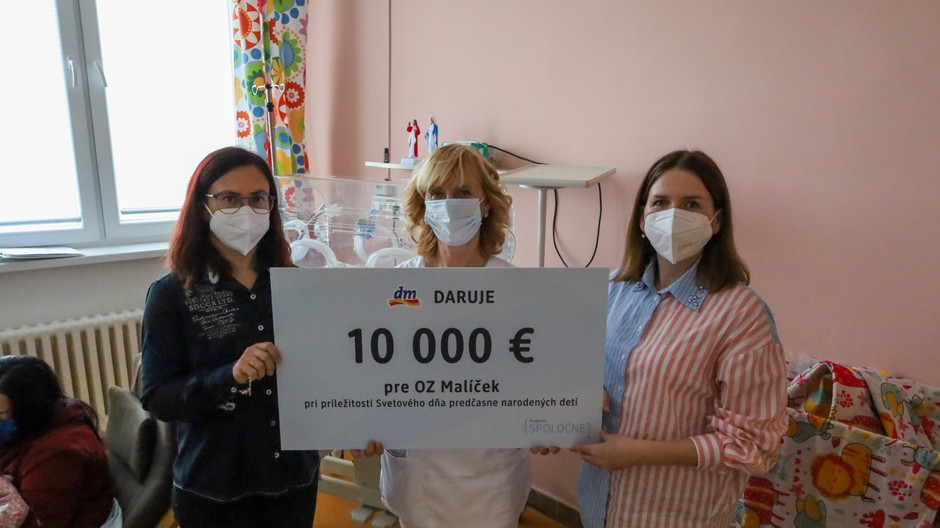 Na fotke zľava: Katarína Charvátová, sortimentná manažérka, Ľubica Kaiserová, prezidentka OZ malíček, Natália Franková, skupinová vedúca marketingu