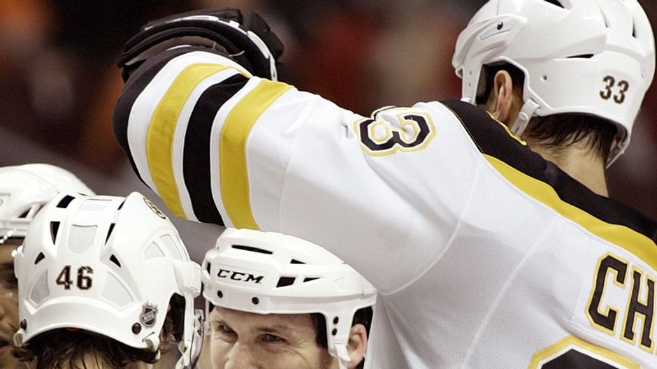 trčiaci Chára oslavuje so spoluhráčmi gól