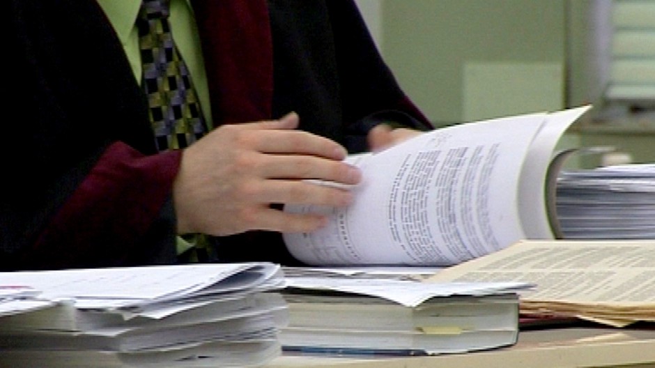 sudca ruky listuje v spise