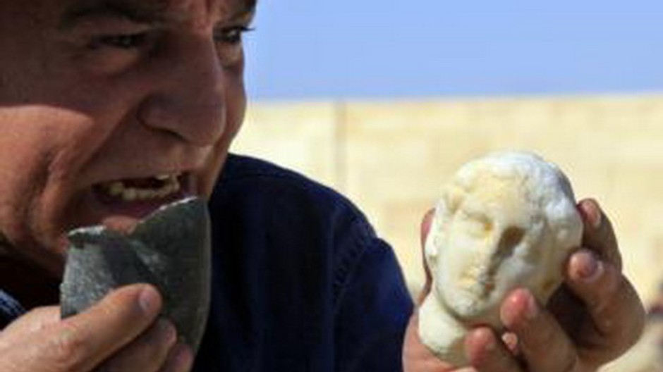 Muž, archeológ, držiaci, Kleopatra, socha, hlava, úlovok