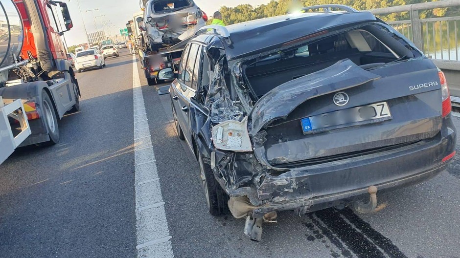 Doprava v Bratislave zostala paralyzovaná, na Prístavnom moste sa zrazili autá