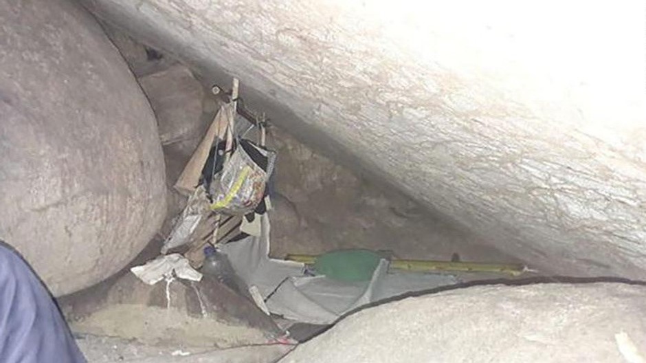 Dievča uväznené v jaskyni 