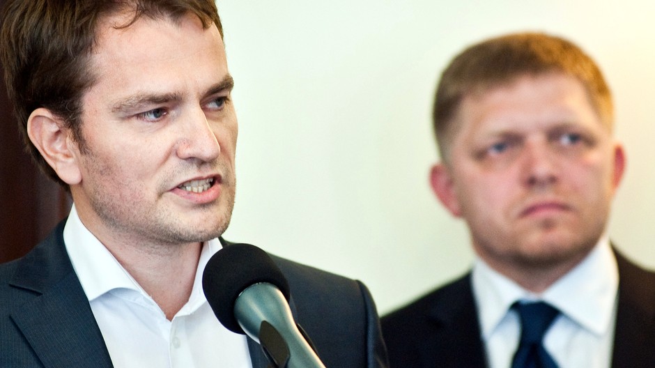 Igor Matovič za ním stojí Robert Fico