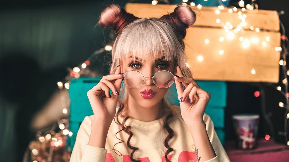 žena