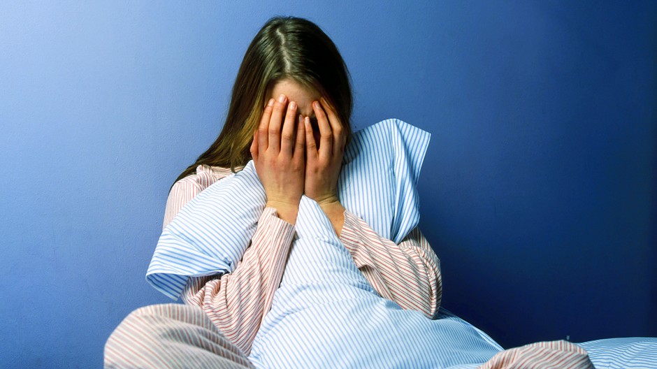 Žena plače do vankúša v posteli