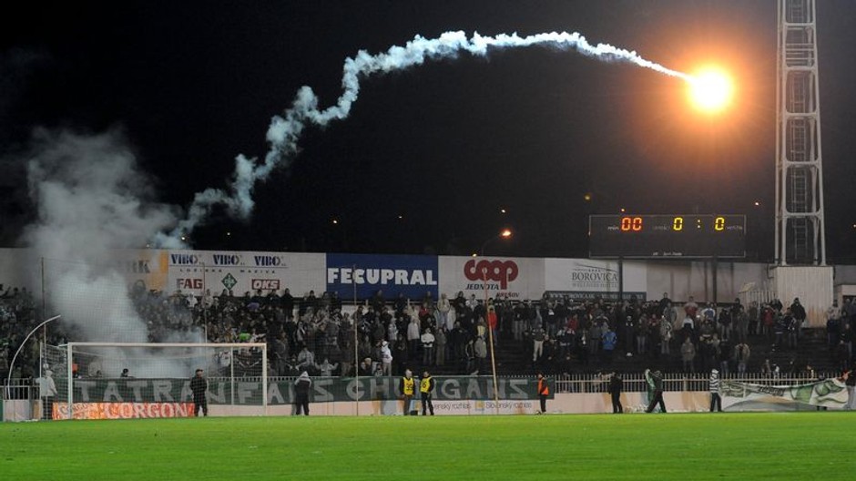 fanúšikovia so svetlicou