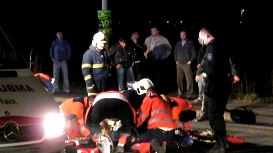 Záchranári v noci nehoda na ceste