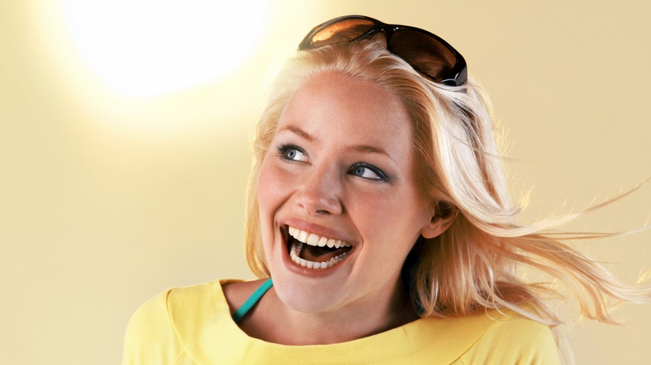 Žena žlté tričko počasie teplo leto ilustračné foto