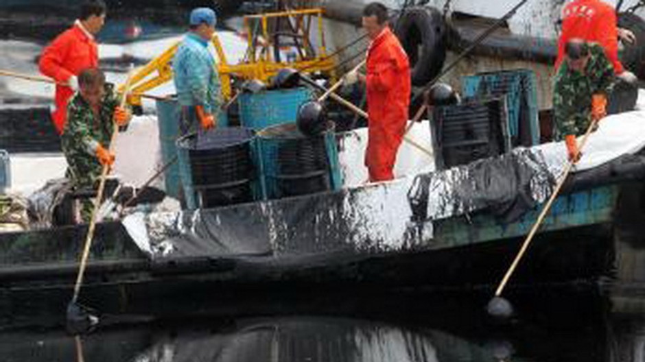 Loď, ropná škvrna, ropa, ľudia, more, Čína, ropovody, výbuch