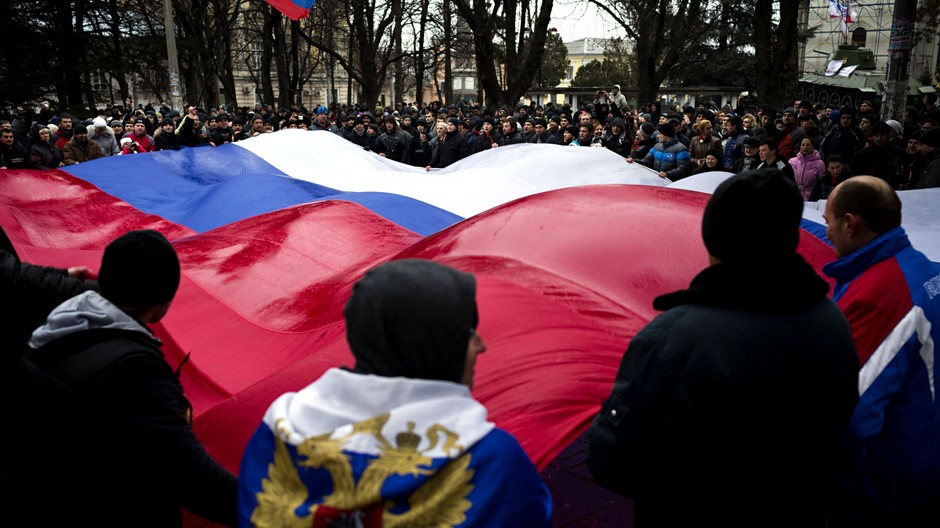 Ruskí obyvatelia s ruskou vlajkou