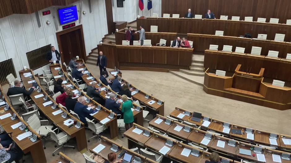 [multi] Poslanci po neotvorení schôdze NRSR 3608