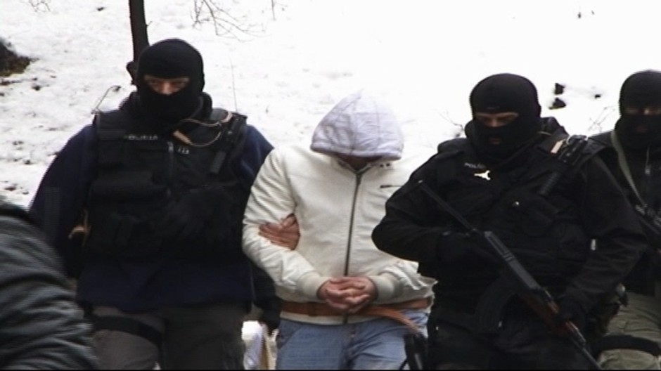 Policajti vedú na súd údajného sýkorovca