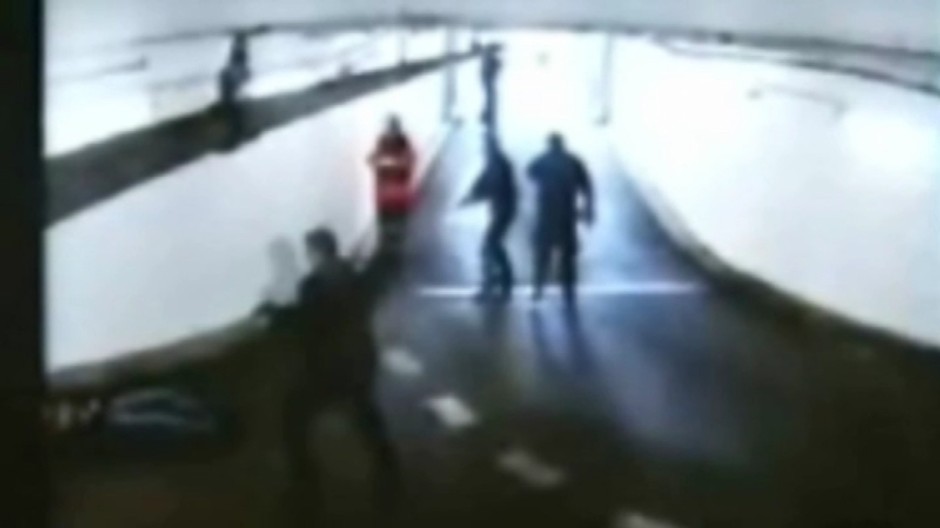 Policajti, zadržaní leží na zemi