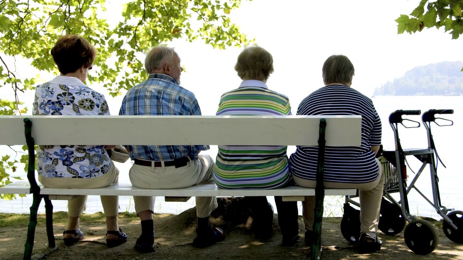 dôchodcovia lavička jazero