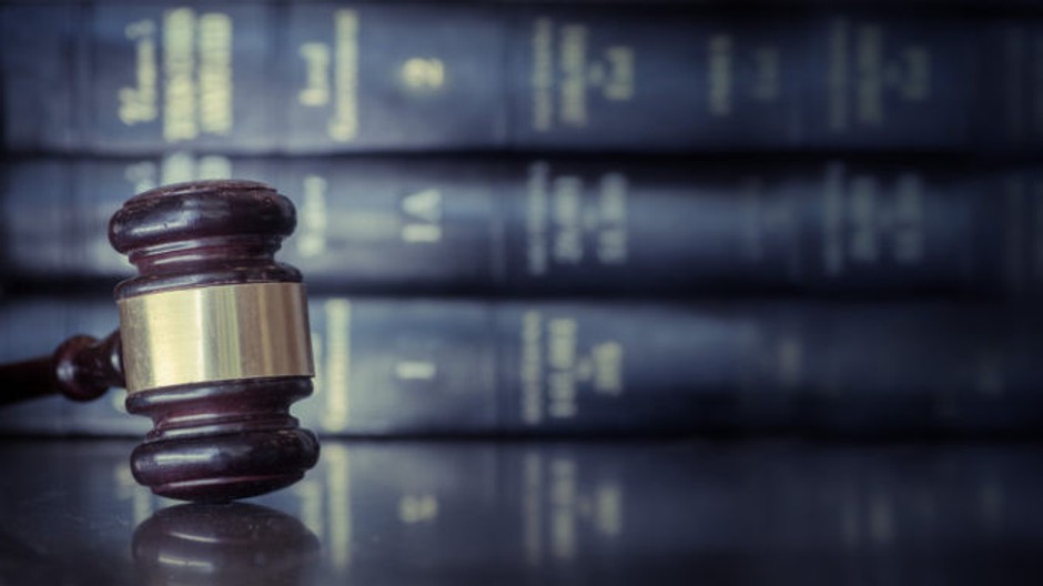 kladivo zákony PR správa