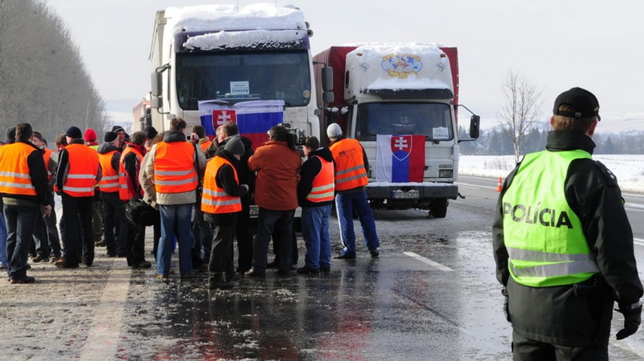 Autodopravcovia v Prešove zablokovali jeden jazdný pruh na výpadovke na Kapušany