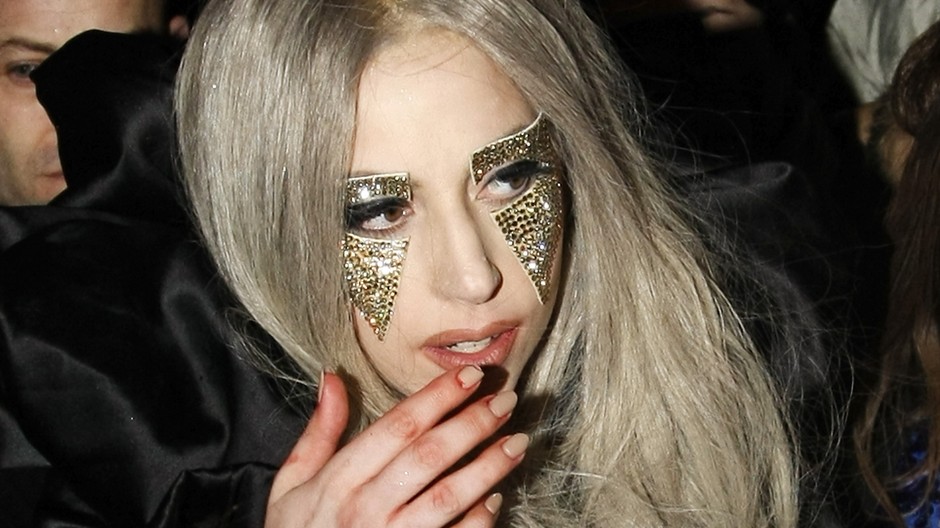 lady gaga tvar, ruka pri ustach
