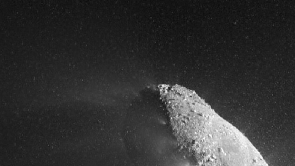 Pred dvomi týždňami obleteli svet zábery kométy Hartley 2, ktoré poslala na Zem sonda Deep Impact. Štvrtého novembra preletela tesne okolo nej. Tesne v tomto prípade znamená - vo vzdialenosti 700 kilometrov. Teraz vedci z ďalších záberov zistili, že na ko