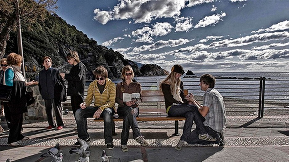 ludia na lavicke holuby