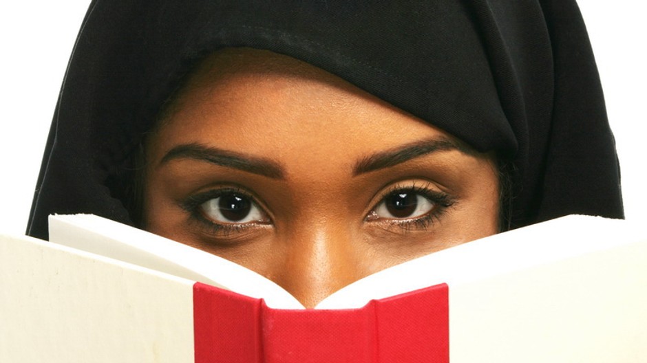Moslimka v burke, zahalená tvár, kniha pred ňou