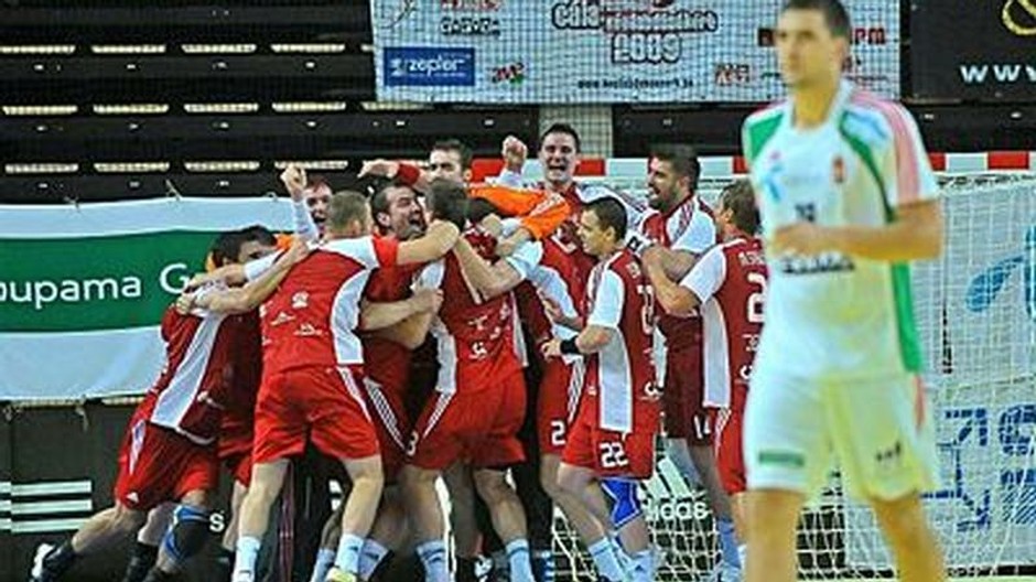 radosť hádzanárov po výhre v Maďarsku