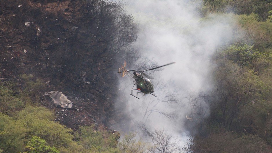 havarovane lietadlo, vrak trosky, ohen plamene zhora vrtulnik