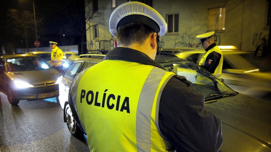 polícia kontroluje vodičov v kolóne spanilej jazdy v rámci protestov proti mýtu