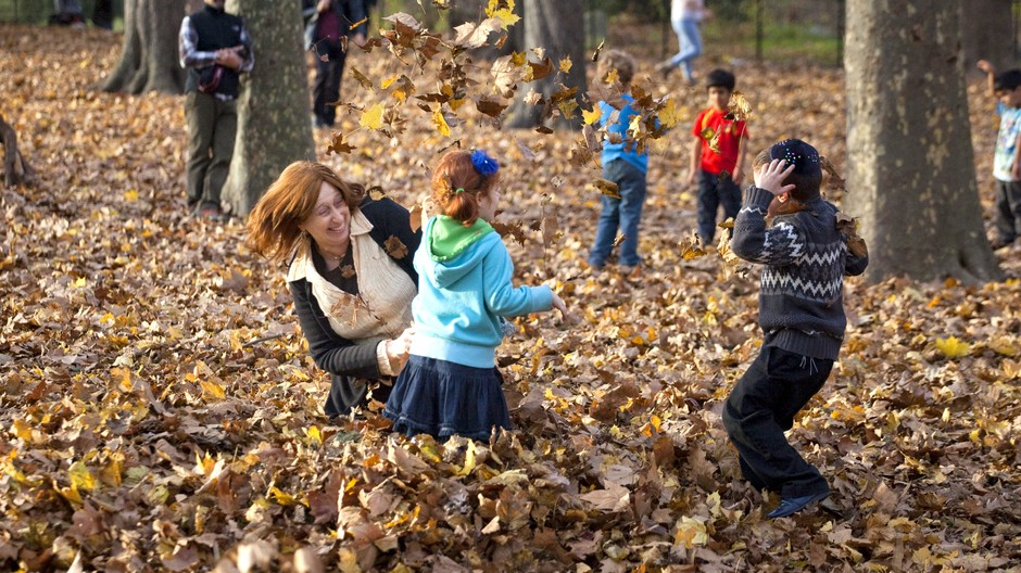 jeseň lístie deti park ilustračné foto