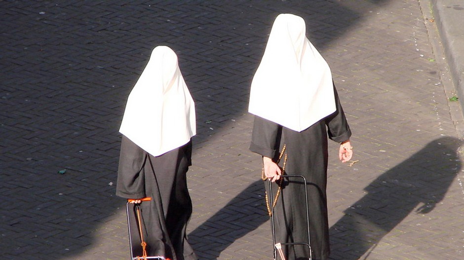 Kráčal prázdnou ulicou...