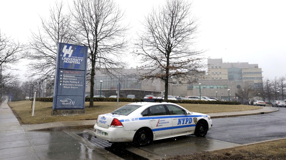 Americká polícia, auto, nemocnica