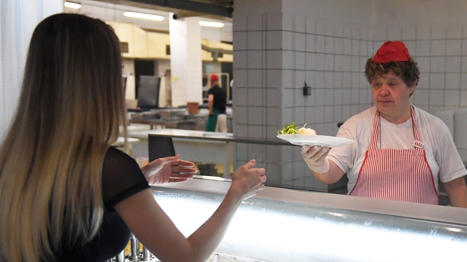 jedáleň kuchyňa kuchárka il