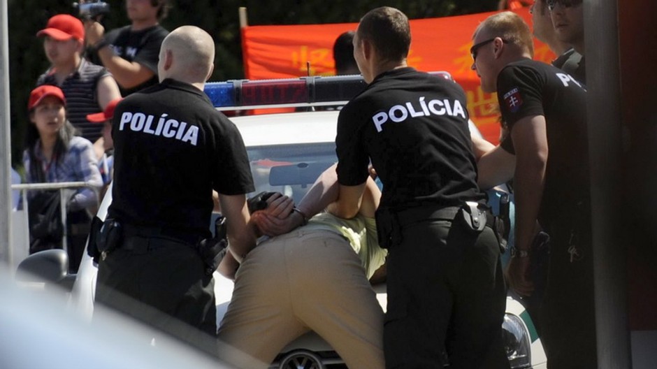 policajti drzia muza na aute