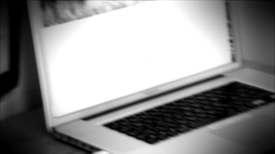 Chcel pomôcť známosti cez internet. Skončilo sa to vydieraním292