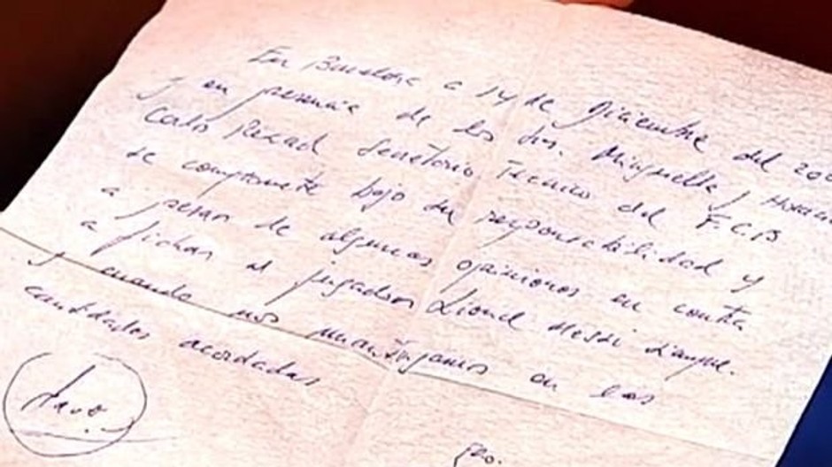 Servítka, na ktorej podpisovali Messiho kontrakt