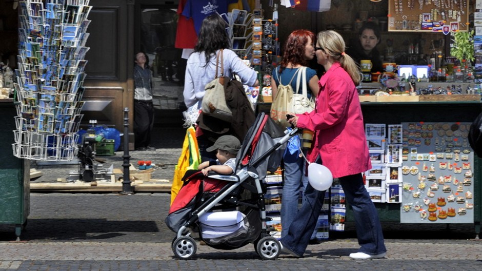 rodina na prechadzke, mamicka s kocikom