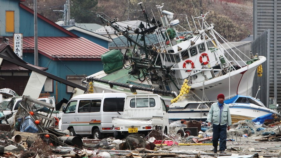 Zdevastované Japonsko, lode a vraky áut