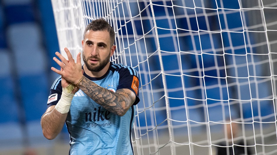 Tigran Barseghjan (Slovan) ďakuje fanúšikom po výhre 2:0 v zápase 8. kola futbalovej Niké ligy ŠK Slovan Bratislava - MŠK Žilina