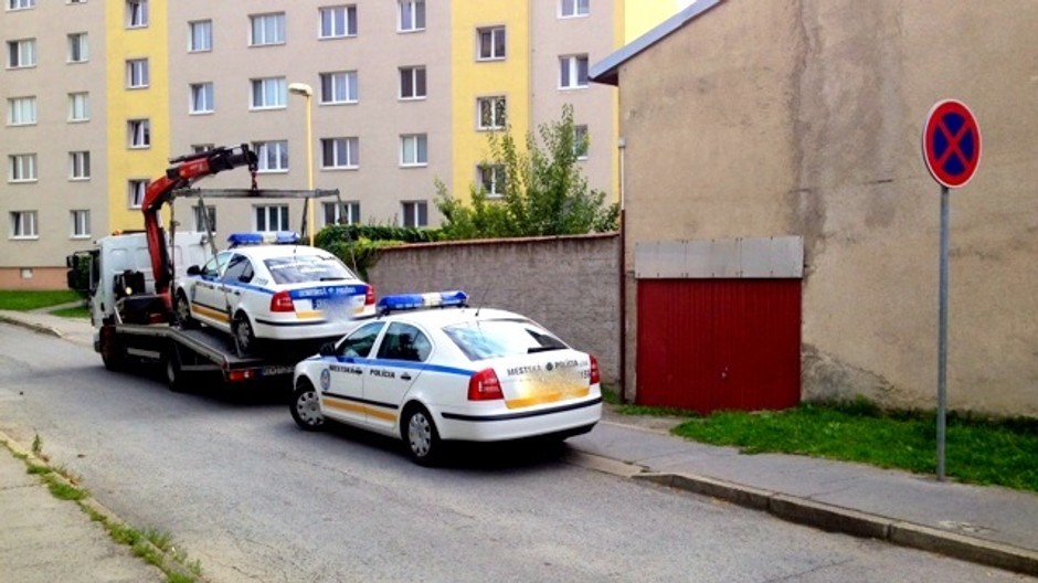 polícia parkuje na zákaze