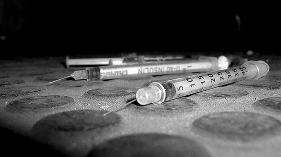 Drogy injekčné striekačky na zemi, čb expresivne foto