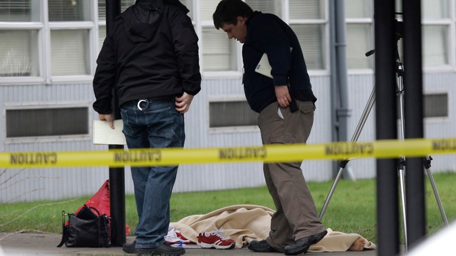 mrtvola na zemi policajti strelba skola tacoma