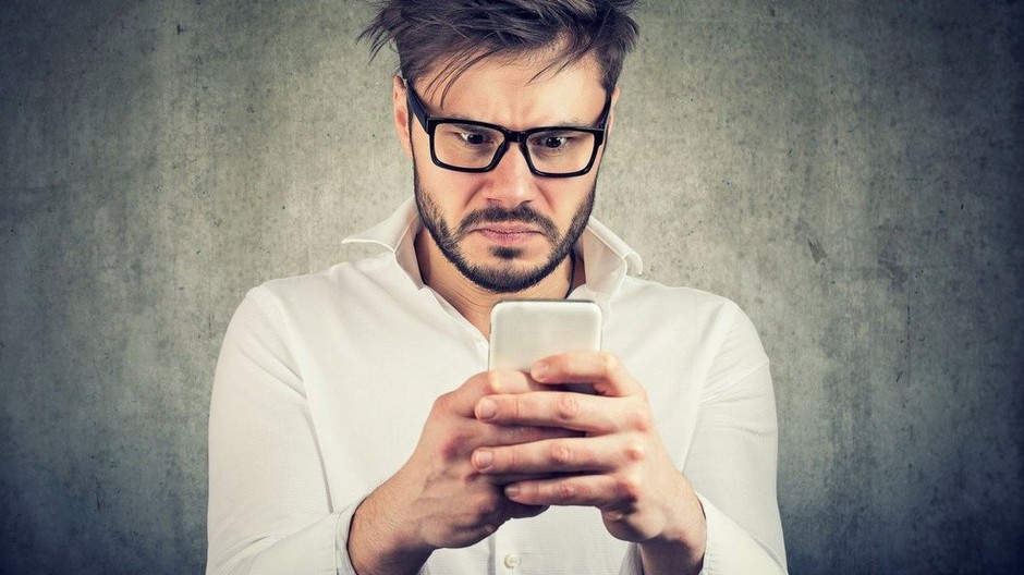 muž s mobilom